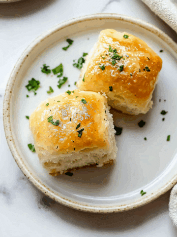 Vegan Garlic Parmesan Dinner Rolls