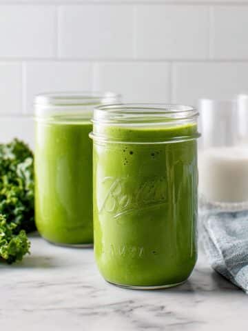 Healthy Kale Smoothie with Matcha, Peaches, and Banana Recipe