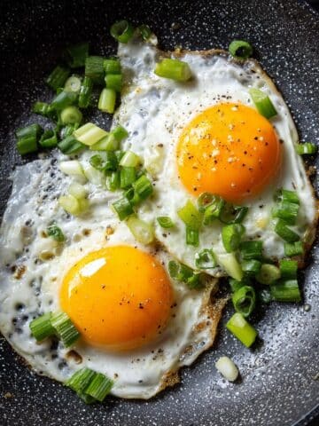 10 Min Pan-Fried Eggs with Green Onions Recipe